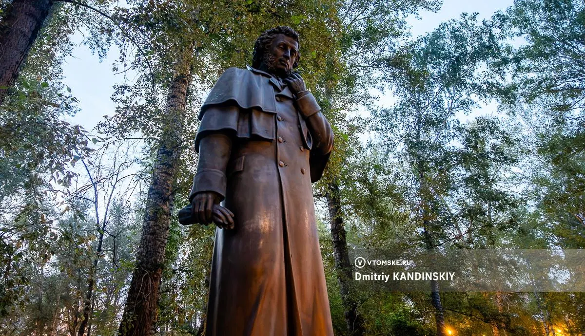 В Буфф‑саду Томска установили фигуру Александра Пушкина в полный рост. Скульптуру изготовил воронежский мастер на частные средства и передал городу.