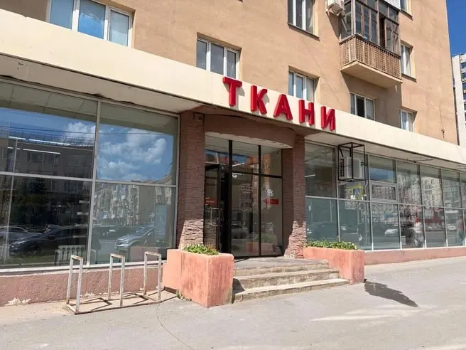 Пожар в апреле уничтожил товар и отделку на площади около 350 кв. м. Сейчас магазин работает в полном объёме: восстановлены все отделы и доступен весь ассортимент.