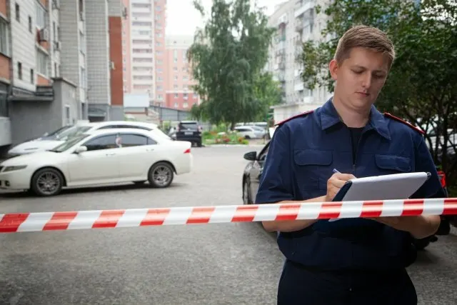 Мужчину обвиняют в хулиганстве: с балкона четвертого этажа он стрелял из пневматической винтовки по несовершеннолетним, в результате одна 13‑летняя девочка попала в больницу.