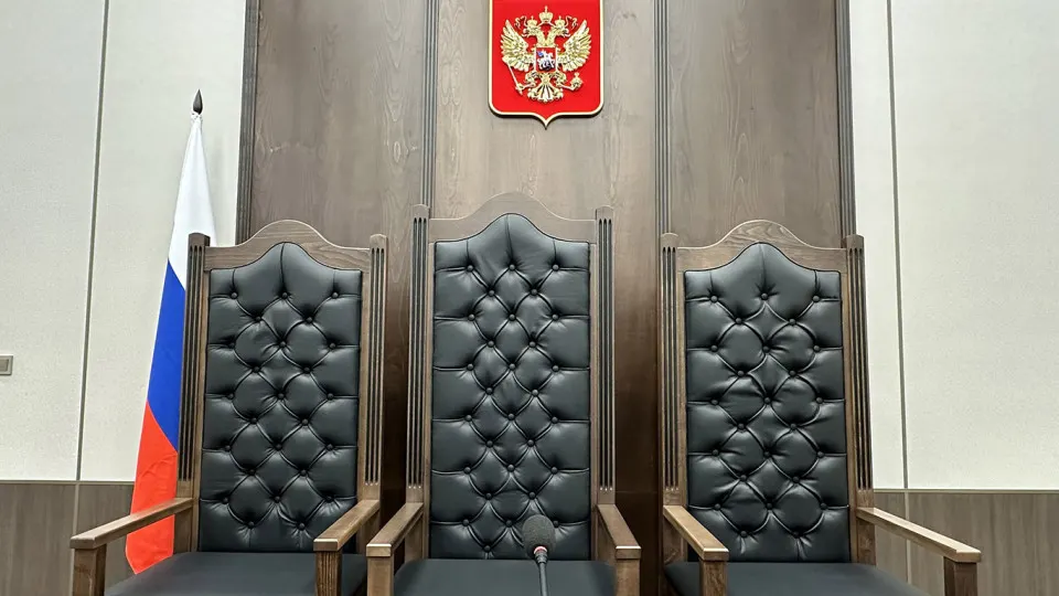 Правительственная комиссия одобрила законопроект о смягчении требований к образованию для секретарей судебных заседаний и ряда специалистов аппаратов судов. Инициаторы говорят, что это поможет закрыть кадровый дефицит, эксперты предупреждают о рисках временного характера кадров и необходимости улучшать условия труда.
