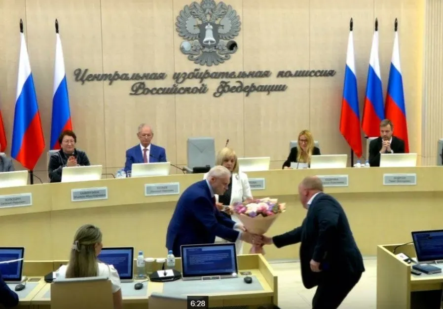 На заседании ЦИК единогласно подтвердили 260 кандидатов от «Справедливой России», назначили члена комиссии с правом совещательного голоса от ЛДПР и утвердили 43 финансовых уполномоченных партии «Яблоко» в 42 регионах.
