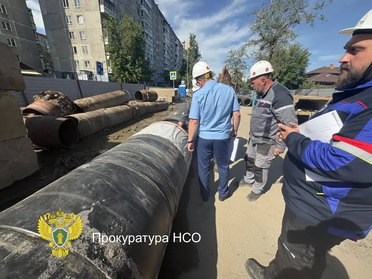 Участки дорог в Новосибирске остаются перекопанными из‑за ремонта и проверок теплотрасс — местные жалуются, прокуратура требует ускорить работы и проверяет подрядчиков.