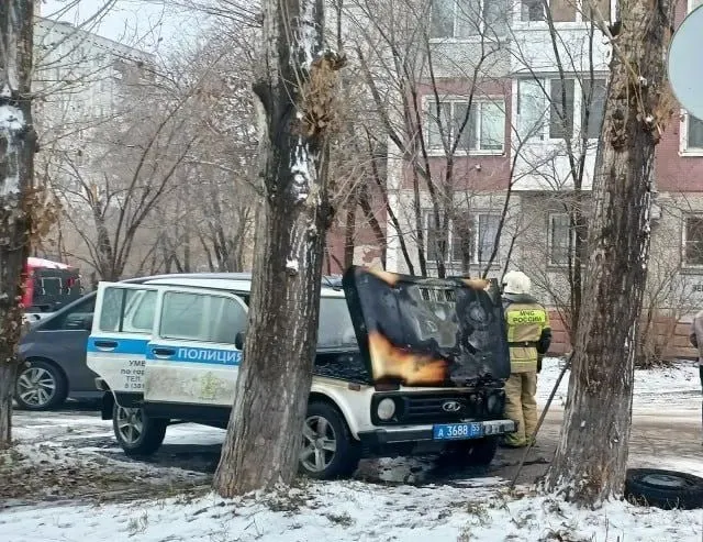 27-летнего омича обвиняют в акте терроризма: по версии следствия, он поджег служебный автомобиль МВД по указанию кураторов, снимал поджог на видео. Ему избрали домашний арест, сообщников объявили в розыск.