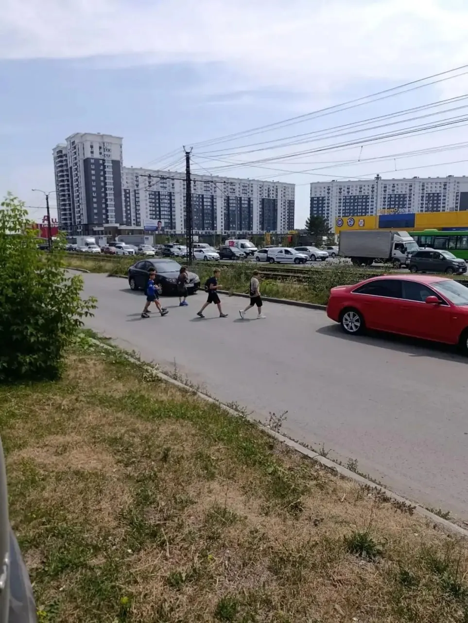 В Индустриальном районе группа подростков после перехода дороги подошла к стоящему трамваю и попыталась ухватиться за его элементы. Взрослые вмешались, пострадавших нет; Госавтоинспекция предостерегает о серьёзных рисках такого поведения.