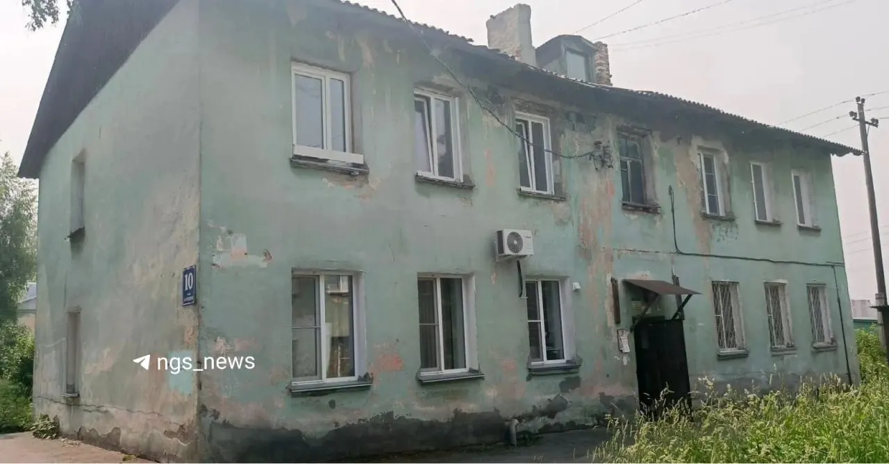 На улице Катодной, 10 с крыши сошел шифер; в доме прогнили полы, капремонт отменили из‑за высокого износа. Жители обратились в прокуратуру.