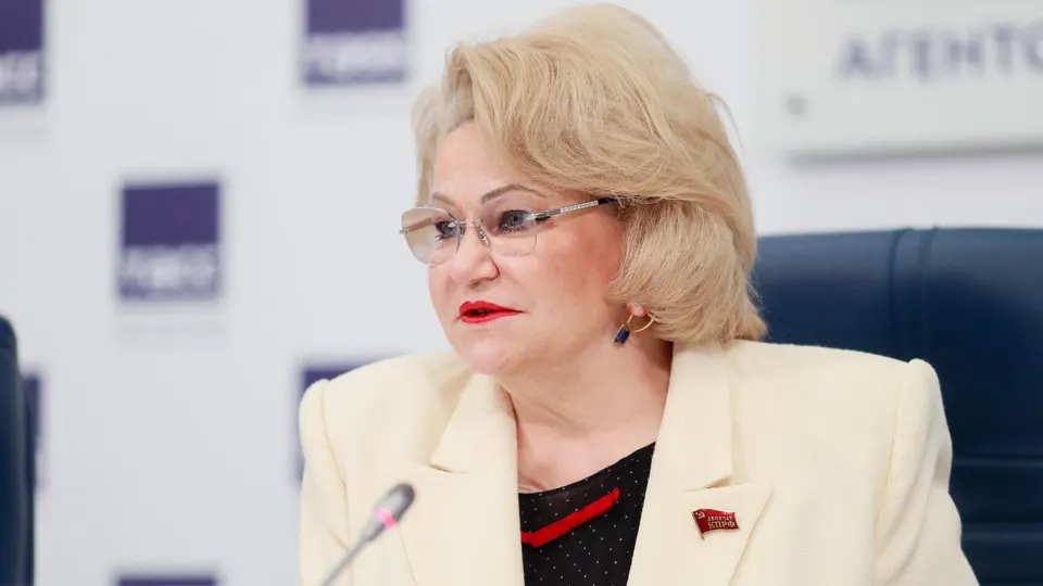 Депутат Госдумы Нина Останина предупредила, что последствия атак на нефтеперерабатывающие заводы могут привести к дефициту топлива и проблемам с уборкой урожая. По её словам, власти не вводят необходимых чрезвычайных мер.
