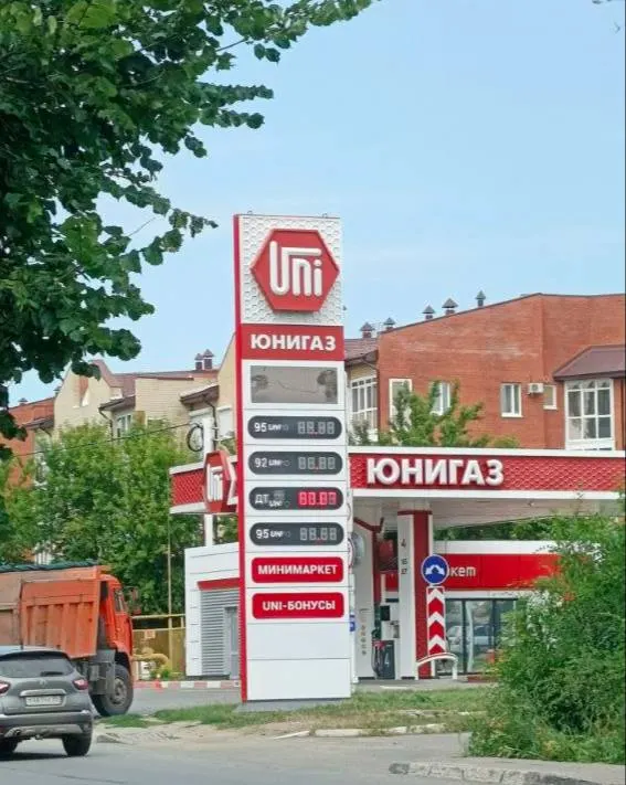 Казахстан ввёл правило: приграничные легковые и грузовые автомобили могут пересекать границу не чаще одного раза в сутки. На этом фоне в Омской области зафиксированы перебои с топливом — очереди на АЗС и временные ограничения отпуска бензина.
