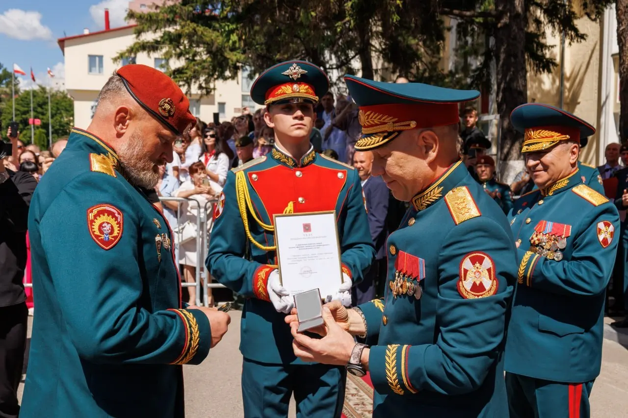 Начальнику Саратовского военного института войск национальной гвардии Александру Белоглазову присвоено воинское звание генерал-лейтенанта. Погоны вручил заместитель директора Росгвардии Анатолий Маликов.