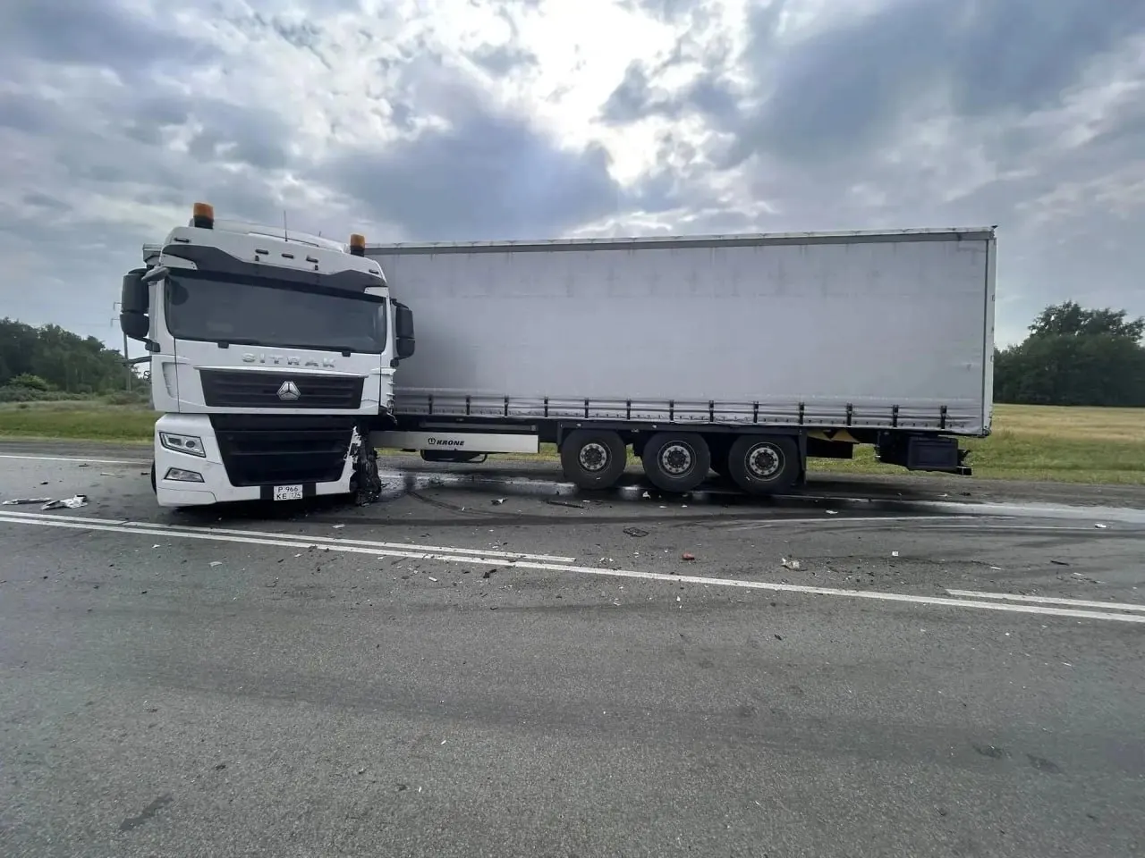 Утром в Коченёвском районе 27-летний водитель Toyota Camry уснул за рулём, выехал на встречную полосу и столкнулся с грузовиком. Пассажир легковушки погиб на месте, водителя госпитализировали.