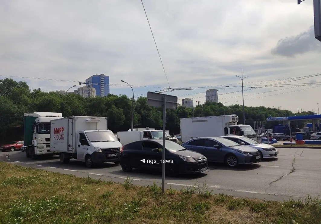 Очевидцы сообщают, что на одной из заправок в Новосибирске очереди стали короче: водители сейчас заливают по 10–30 литров, а время ожидания уменьшилось по сравнению с предыдущих дней.