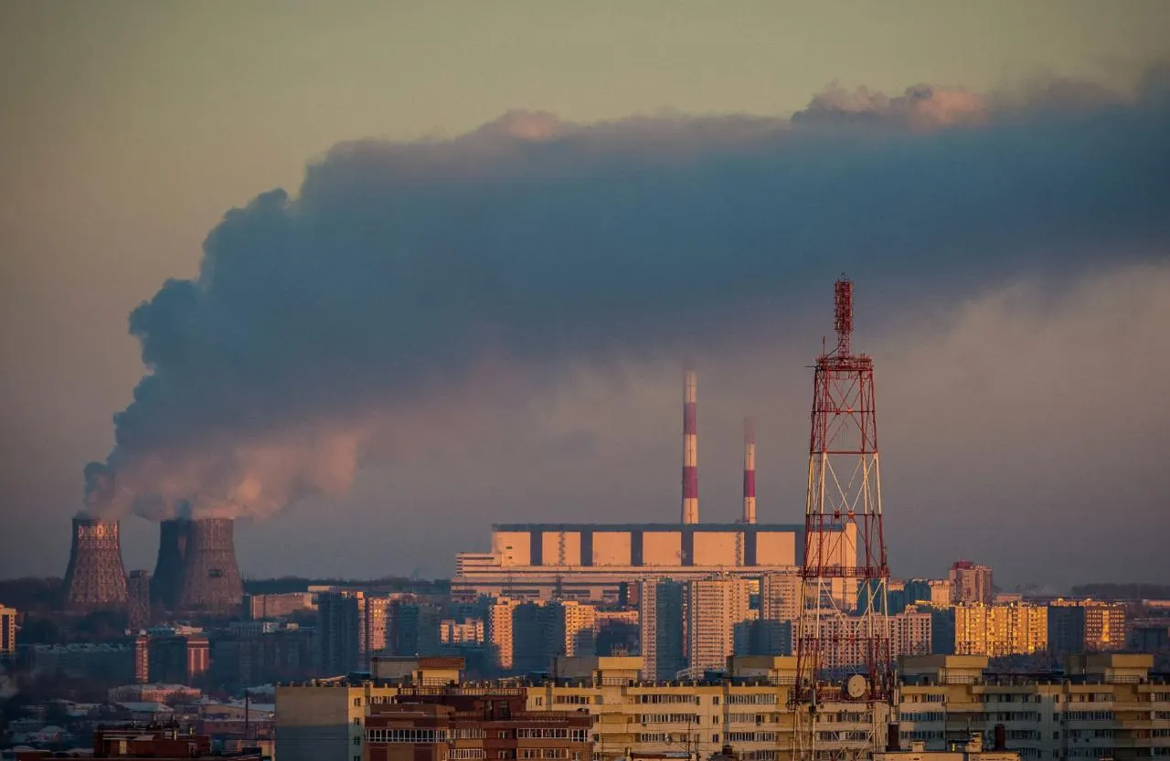 По данным мониторинга, концентрация вредных веществ в новосибирском воздухе превышает норму в 5,2 раза. Региональный гидрометцентр фиксирует повышенные уровни формальдегида и фтористого водорода; наиболее сложная ситуация — в Железнодорожном и Ленинском районах. Жители жалуются на плотную дымку и запах гари.