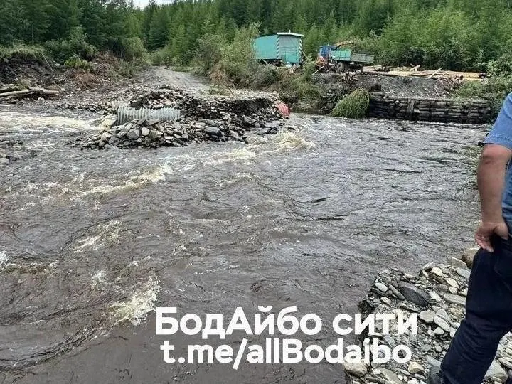 Из‑за разлива реки Векша вечером 13 июля размыло объездную дорогу на 93‑м км трассы Кропоткин — Перевоз. Техника и дорожники уже на месте, работы начнут после снижения уровня воды; синоптики предупреждают о сильных дождях 14–15 июля.