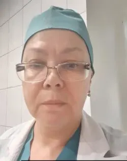 Приговорённая к пяти годам 63‑летняя врач остаётся в СИЗО‑1 Иркутска; родственники и незнакомцы присылают ей письма и посылки, а этапирование в колонию откладывают.