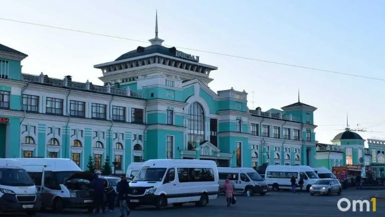С 26 по 27 июля 2026 года на омском вокзале будет стоять «Поезд Победы». Вход бесплатный по предварительной регистрации на официальном сайте проекта; для удалённого просмотра доступны 3D‑тур и аудиогид.