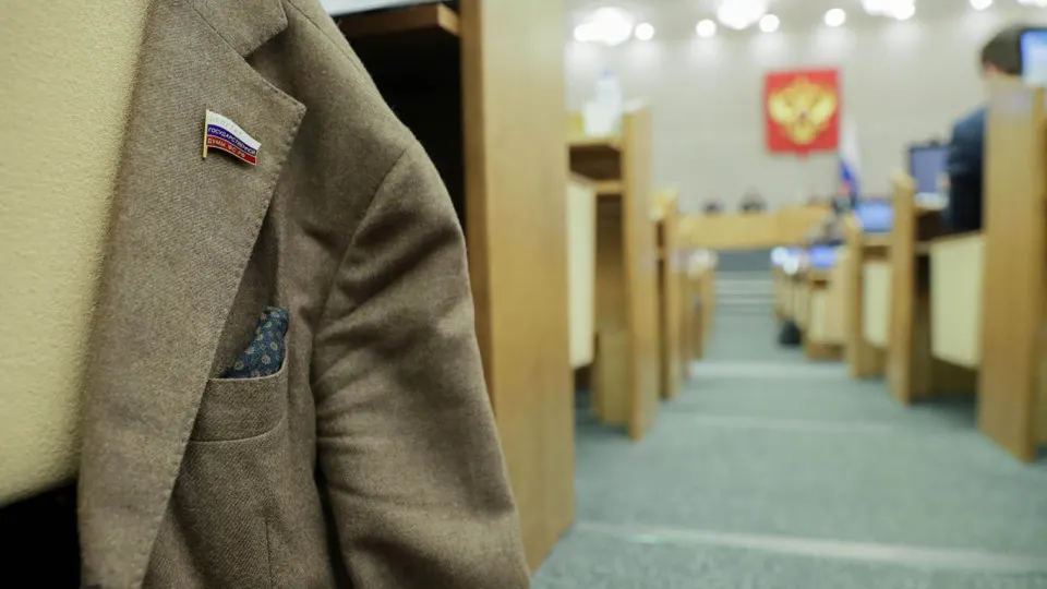 Правительство поддержало законопроект, который отменяет наказания за непредставление или несвоевременную подачу сведений о доходах региональными депутатами. В отзывах министерств отмечают необходимость доработки; инициатива продолжает практику смягчения требований к декларациям, начатую в конце 2025 года.