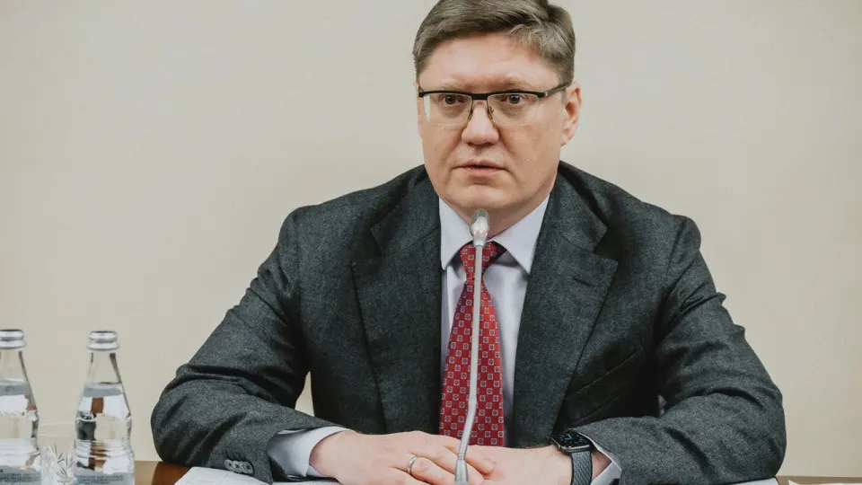 Заместитель руководителя фракции «Единая Россия» назвал недовольных дефицитом бензина «обиженными подростками» и утверждает, что дефицит возник из‑за ударов по НПЗ; аналитики фиксируют резкое падение переработки нефти и ввод региональных ограничений на продажу топлива.