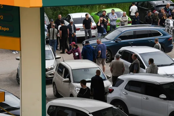 Пожилому мужчине стало плохо в очереди на АЗС в Пермском крае; прибывшая скорая провела реанимацию, однако спасти его не удалось. Случай произошёл на фоне топливного кризиса и затяжных очередей в регионах.