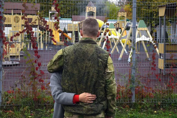 Закон даёт возможность гражданам с неснятой или непогашенной судимостью или находящимся под следствием заключать контракты с Минобороны; такие военнослужащие будут служить в специальных подразделениях под усиленным контролем.