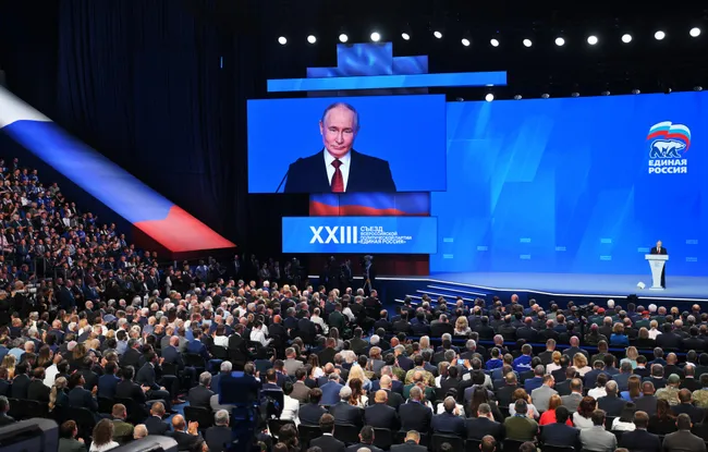 Администрация президента скорректировала KPI для «Единой России»: теперь в ряде регионов рассчитывают на примерно 45% при явке около 50%. Решение объясняют падением рейтингов партии и президента и экономическими трудностями.