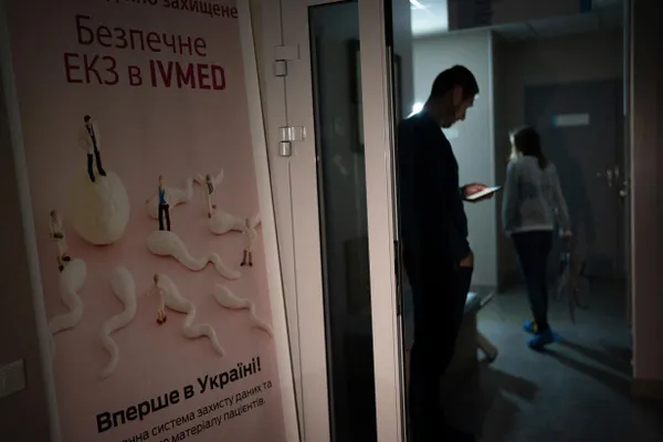 Депутаты приняли поправки в закон «О ветеранах»: вспомогательные репродуктивные технологии, включая ЭКО, будут предоставляться за счёт программы бесплатной медицинской помощи ряду супруг и вдов участников боевых действий. Суррогатное материнство исключено, часть процедур останется за счёт пациенток.