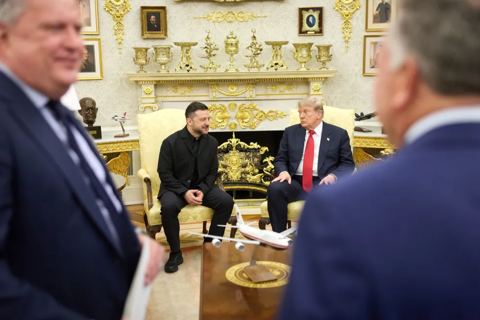 Президент Украины Владимир Зеленский провёл переговоры с Дональдом Трампом в Белом доме, просил экстренный пакет ракет для систем Patriot и добился роста политической поддержки в США; сенат также одобрил процедурное голосование по жёстким пошлинам на импорт российских углеводородов.
