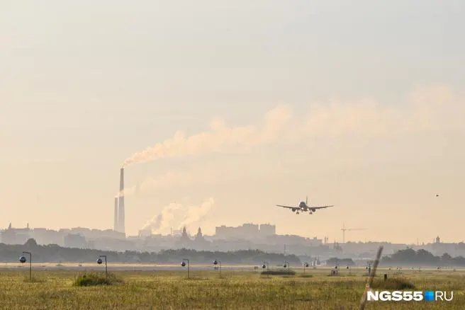 3 июля вскоре после взлёта из омского аэропорта самолёт на высоте около 200 футов столкнулся со стаей птиц; пострадавших нет, Ространснадзор начал проверку.