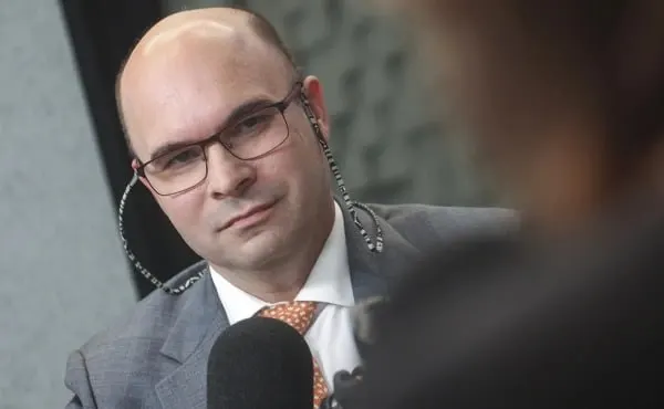 Заботкин заявил, что зафиксировать курс рубля по китайской модели нельзя, курс за последний год оставался в стабильном диапазоне, а заморозка вкладов россиян невозможна при любых сценариях. Он выделил три ключевых драйвера курса и отметил влияние «шоков предложения» на инфляцию.