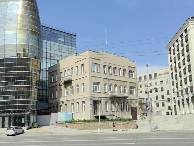 Власти объявили поиск подрядчика для разработки научно‑проектной документации на ремонт здания — на работы выделено более 3,4 млн рублей, проект должны подготовить до 30 ноября. Здание признано памятником архитектуры и было построено в 1926 году.