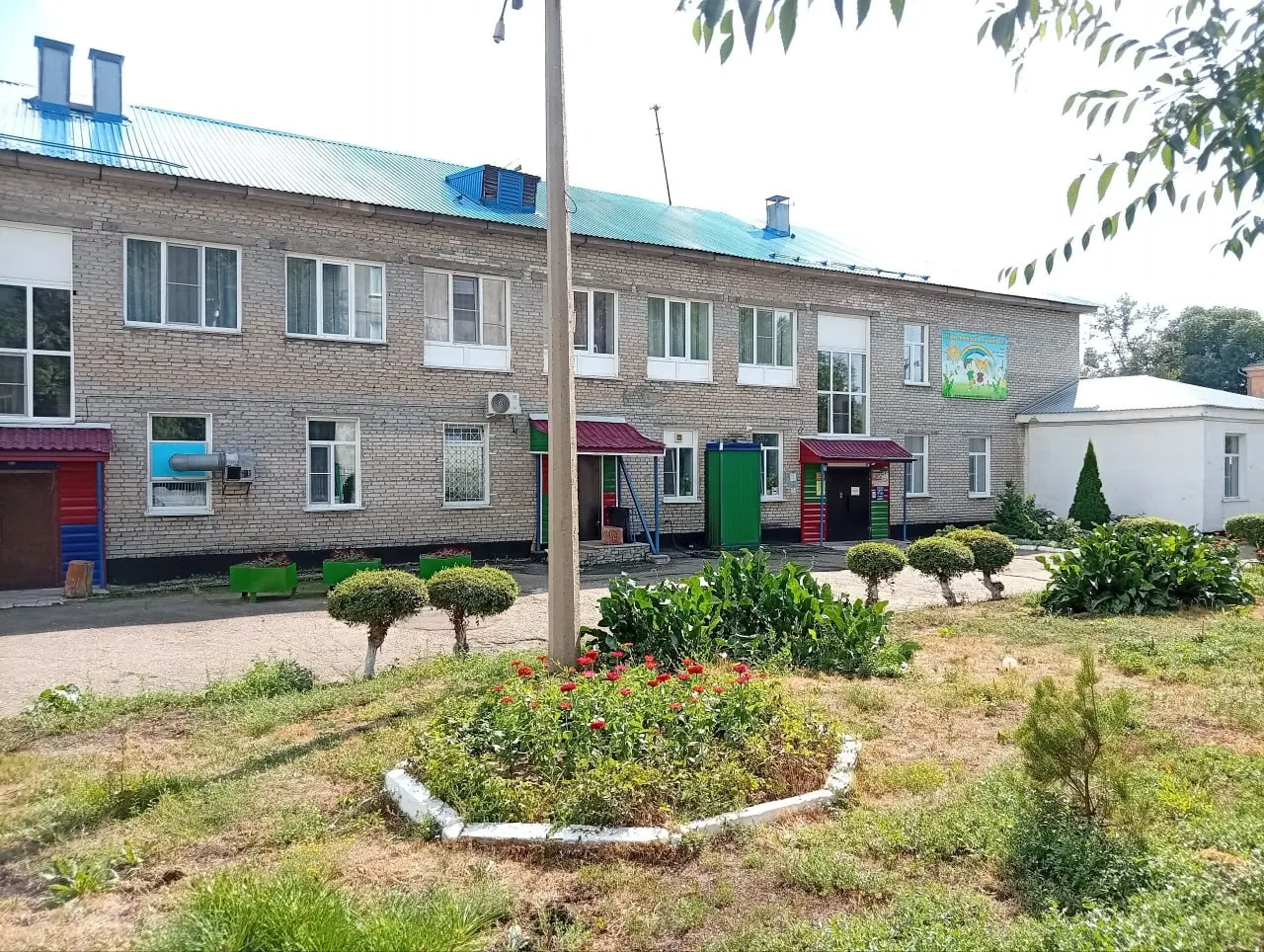 В Рубцовске Алтайского края две детские группы присоединяют к соседним дошкольным учреждениям. Депутат просил участвовать в комиссии по реорганизации, но получил отказ; министерство образования поддержало позицию мэрии.