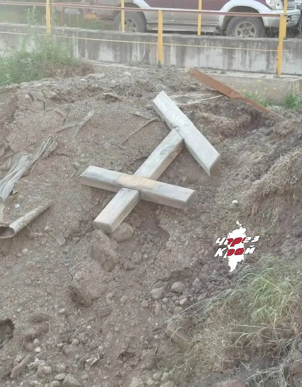 На детскую площадку у дома №45 на улице 9 Мая завезли землю с могильными крестами и бытовым мусором. Администрация обещала заменить грунт, но по словам местных, работы не провели и площадку начали разравнивать.