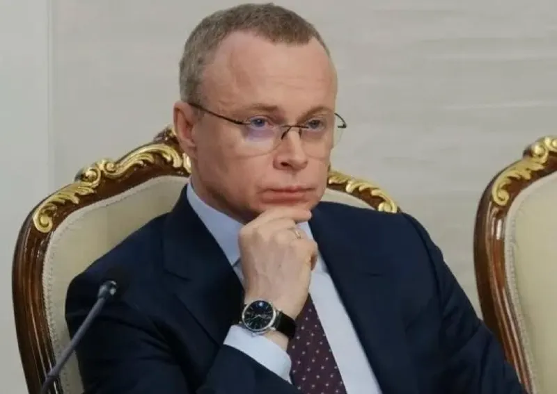 Юрия Петухова, ранее арестованного по делу о наркотиках, теперь также подозревают в организации притона для потребления запрещённых веществ. Задержание произошло на вечеринке в московской гостинице; вместе с ним отправили под арест ещё одного человека.