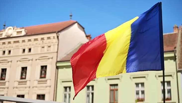 Бухарест объявил дипломата персоной нон грата после того, как румынские военные сбили три беспилотника 24–26 июля; румынский МИД предъявил дипломату обломки одного из аппаратов и отозвал посла для консультаций.