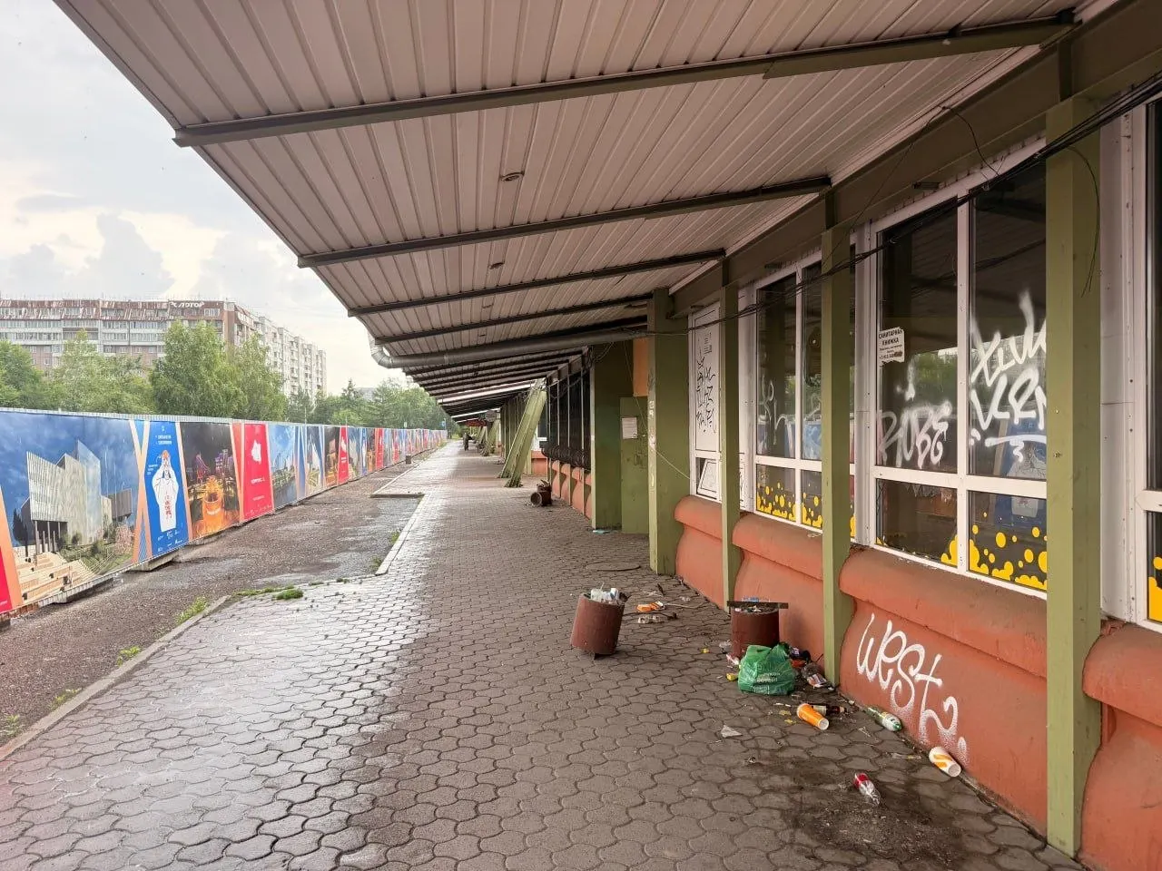 Из‑за срыва торгов работы по расширению и благоустройству участка на Предмостной откладываются — чиновники пересматривают смету, а заброшенные павильоны остаются вандалами и бездомными.