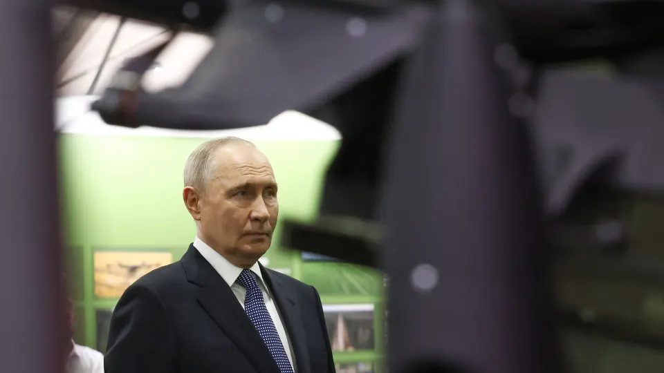 На форуме «Все для победы» президент заявил, что граждане добровольно перечислили около 70 млрд руб. через Общероссийский народный фронт. Он отметил доверие к движению, сообщил о наращивании оборонных возможностей и связал успехи на фронте с общими усилиями. Эксперты фиксируют рекордный рост военных расходов и обсуждают варианты их финансирования.
