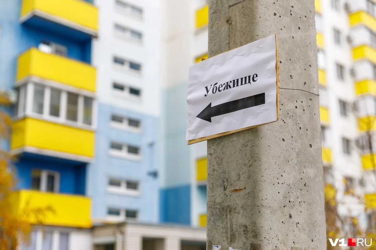Власти Кемеровской области приводят в порядок укрытия и подготавливают их к возможным атакам дронов. Жители жалуются, что многие обозначенные укрытия закрыты или завалены мусором.
