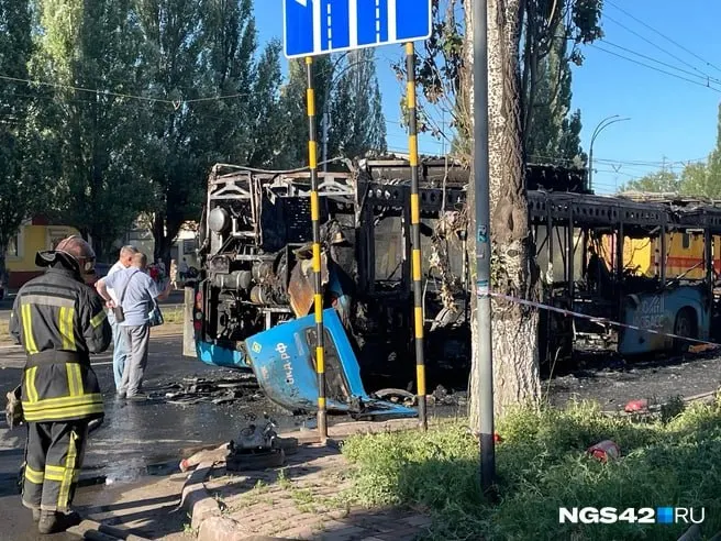 Рейсовый автобус на газовом топливе полностью выгорел — остался лишь обгоревший остов. Огонь повредил балкон жилого дома и несколько вывесок.