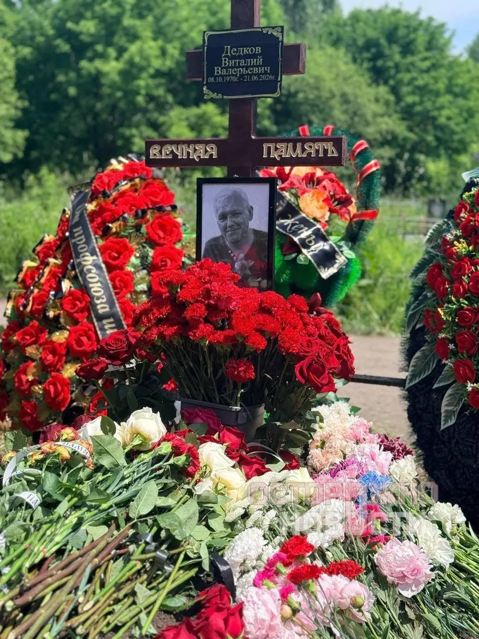 После смерти опытного горняка комиссия признала причину несвязанной с производством и отказала в выплатах. Дочь утверждает, что в шахте были жара и нехватка воздуха, а помощь пришла с большой задержкой.