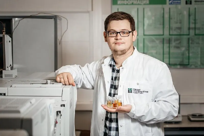 Исследователи разработали двухэтапную технологию, которая превращает бытовой пластиковый мусор в компоненты для автомобильного бензина, позволяя очищать продукт от вредных примесей и регулировать его свойства.