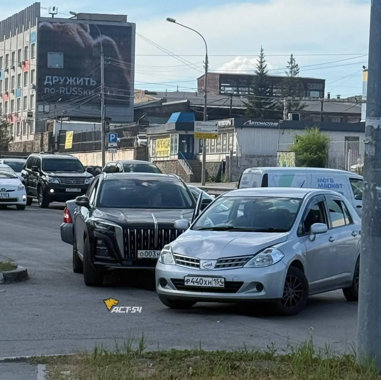 Два водителя столкнулись у поворота на автозаправку на Большевистской, из‑за чего на участке образовалась пробка.