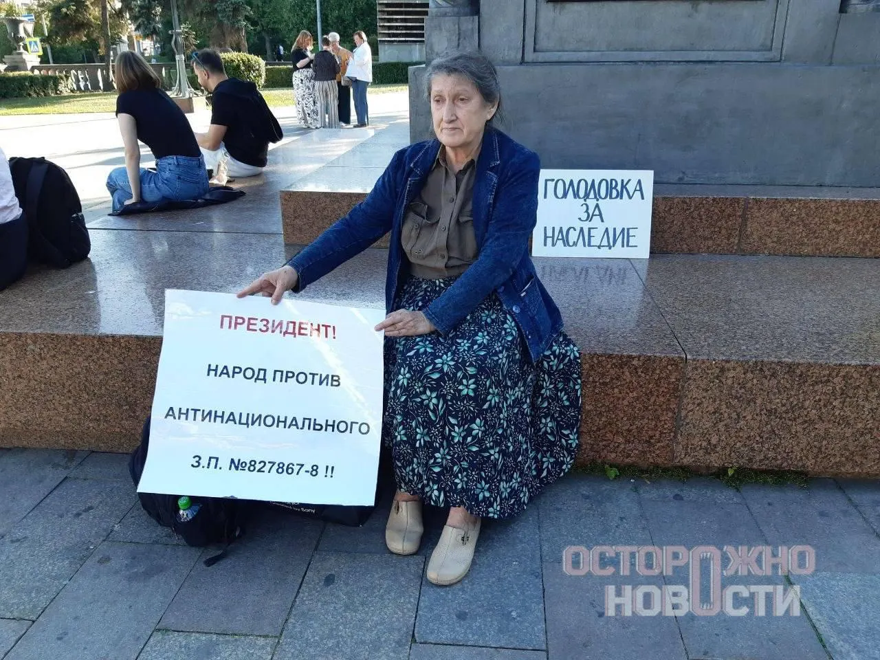 Наталью Шамину задержали у памятника Кириллу и Мефодию после объявления голодовки в знак протеста против лишения охранного статуса объектов культурного наследия; из отдела полиции её доставили в психиатрическую больницу, активисты намерены подать жалобу.