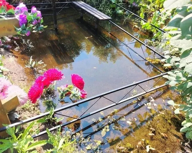 На Ново‑Южном кладбище вода поднялась почти до колен из‑за порыва трубопровода: некоторые могилы частично ушли под воду, к захоронениям сейчас невозможно подойти.