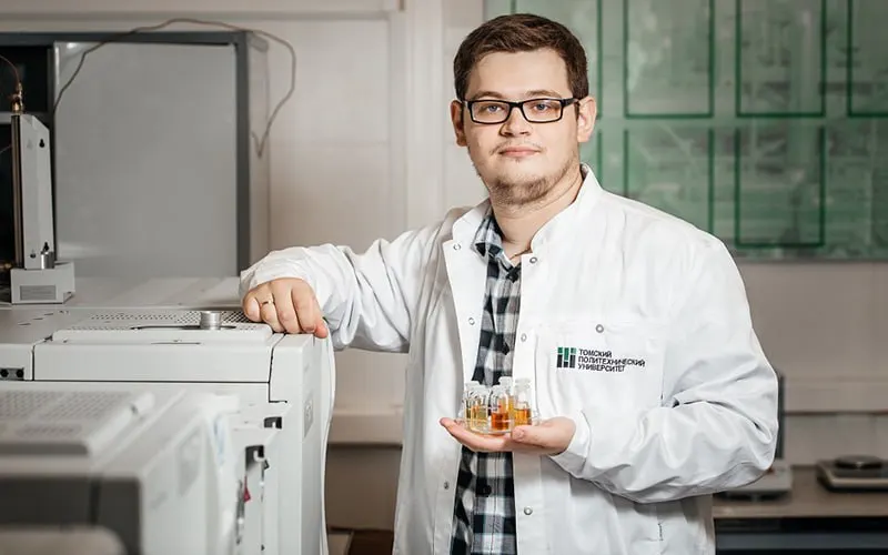 Учёные из Томска разработали двухэтапный метод переработки полипропилена: пиролиз при 450 ℃ с последующей гидрообработкой даёт бензиновые фракции, пригодные для производства марок топлива вплоть до АИ‑98.
