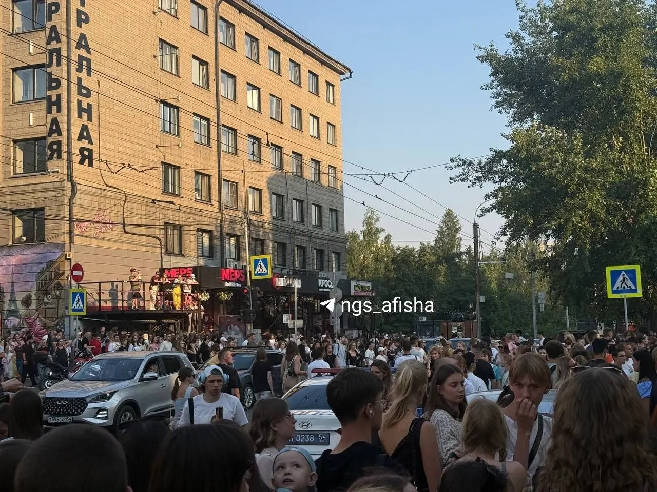 После концерта 9 июля организаторы фестиваля «Летосфера» увеличили зрительскую зону, усилили охрану и временно ограничили проходы для обеспечения безопасности.