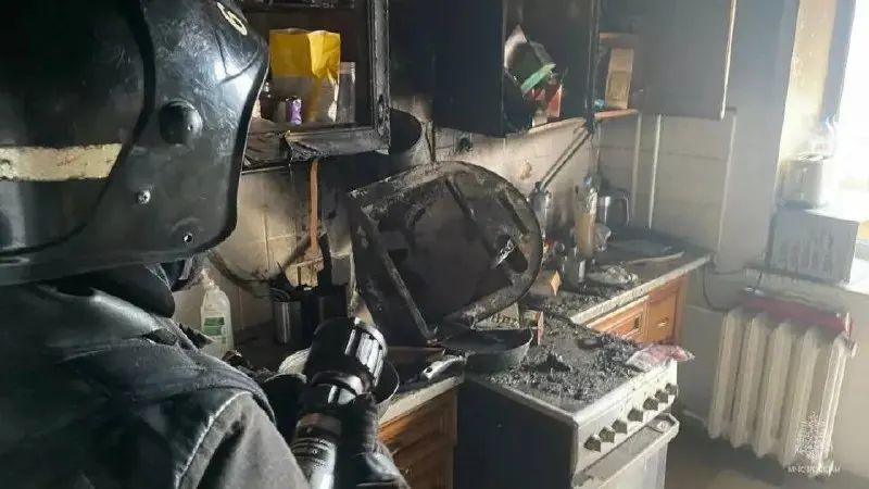 25 июля в квартире на пятом этаже дома на улице Крупской загорелась мебель; из задымленной квартиры спасли пятерых взрослых, ещё 30 жильцов, в том числе 10 детей, покинули дом самостоятельно. Пострадавших нет.