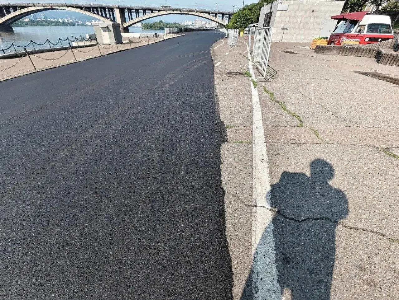 Во время инспекции благоустройства Центральной набережной мэр отметил отсутствие бригад на объекте и выразил вопросы к объёму и качеству выполняемых работ.