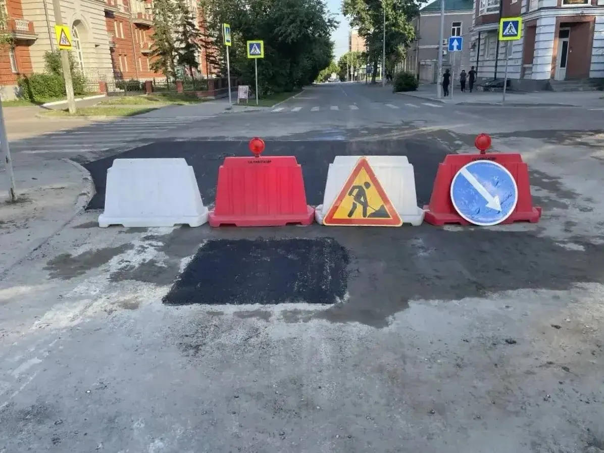 Заменён участок трубы диаметром 225 мм длиной 260 м, восстановлены дорожное полотно и благоустройство. Движение по Социалистическому проспекту открыто.