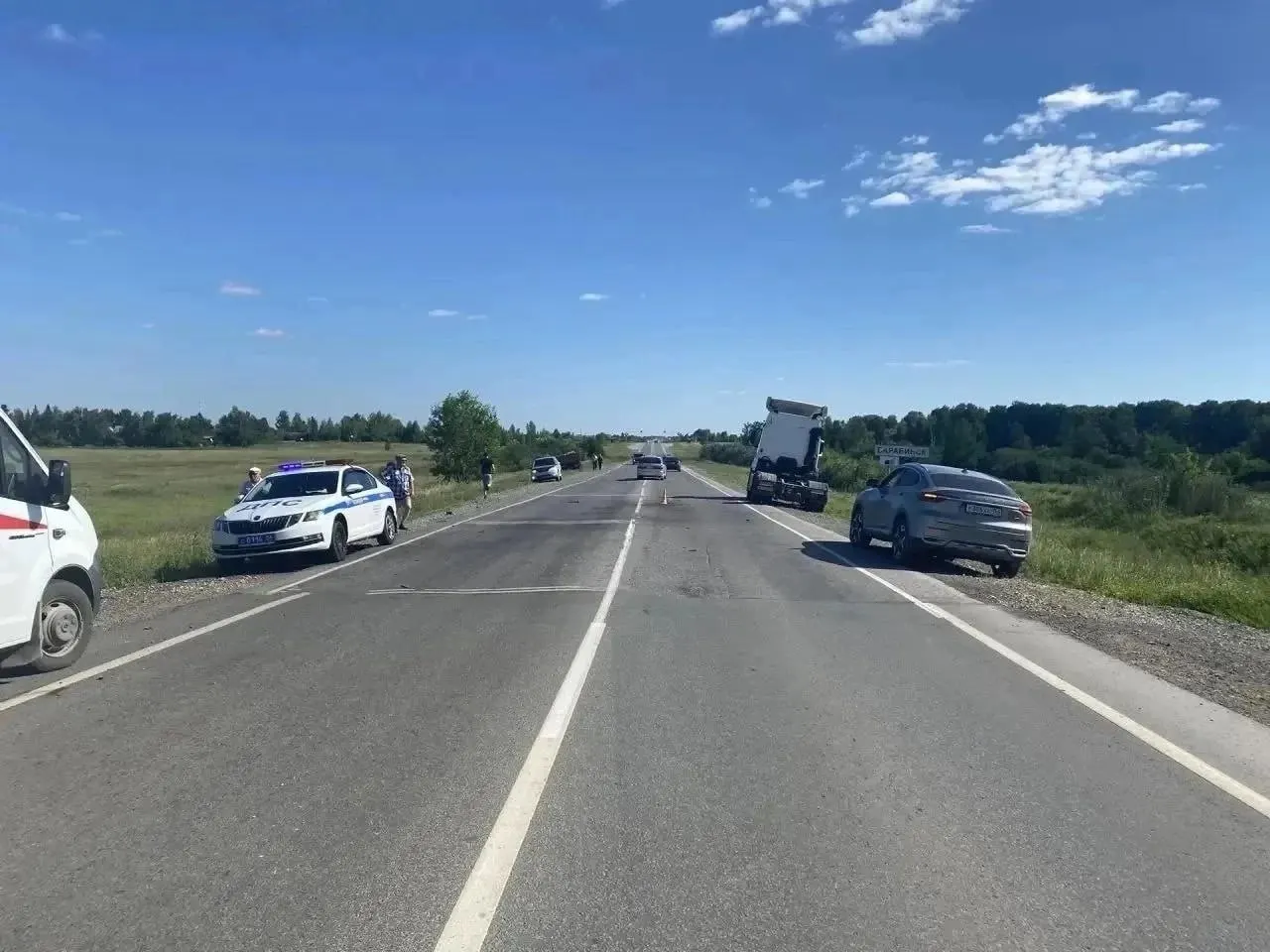 37-летний водитель мотоцикла скончался на месте; 21-летняя пассажирка госпитализирована с травмами.