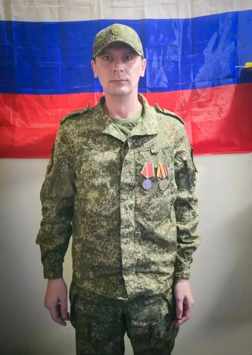 Вадим Легостаев, врач‑анестезиолог‑реаниматолог из Алтайского края, после лечения и реабилитации вновь служит в зоне специальной военной операции, возглавив медицинскую службу резервного батальона; ему присуждена медаль Суворова за мужество.