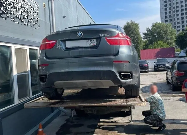 Женщина пыталась скрыть залоговый автомобиль на территории автосервиса, но судебные приставы обнаружили машину и наложили на неё арест. У должницы ещё есть время на погашение задолженности.
