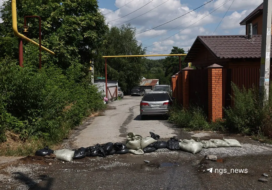 На улице Красный Восток в частном секторе хлынули канализационные воды: потоки нечистот заливали дворы, порыв остановили около 14:00, жители связывают инцидент с аварией на Горской.